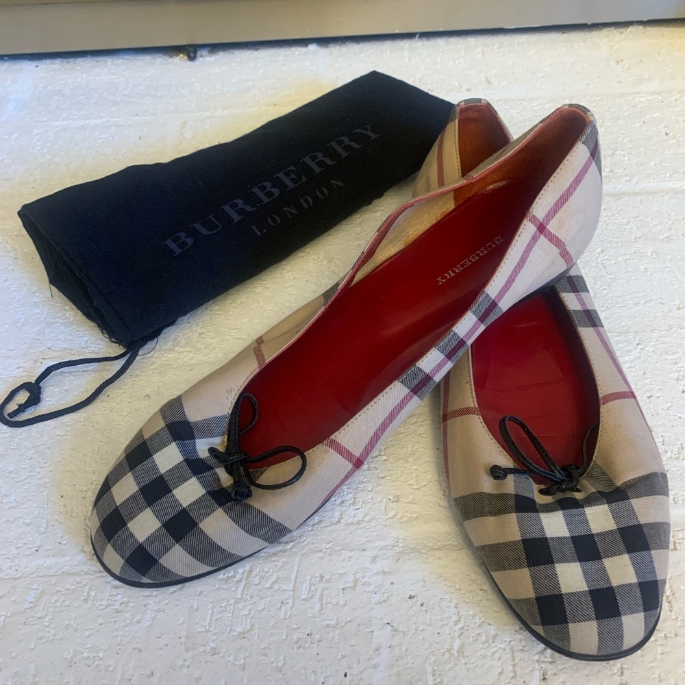Gently used BURBERRY ballerina flats, in classic  Burberry pattern. Size 37.